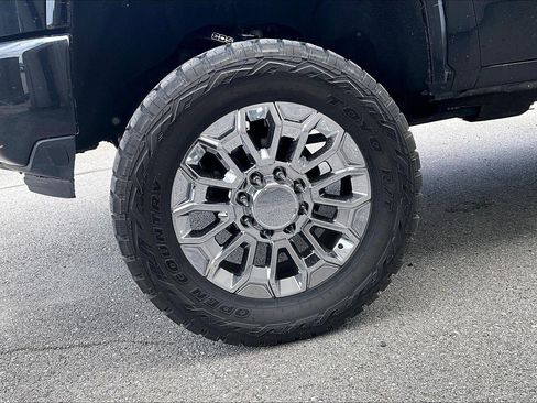 Used 2024 Chevrolet Silverado 2500 LT w/ Midnight Edition image 7