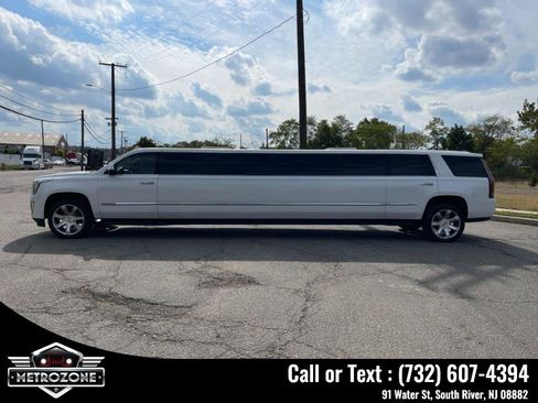 Used 2016 Cadillac Escalade 2WD image 3