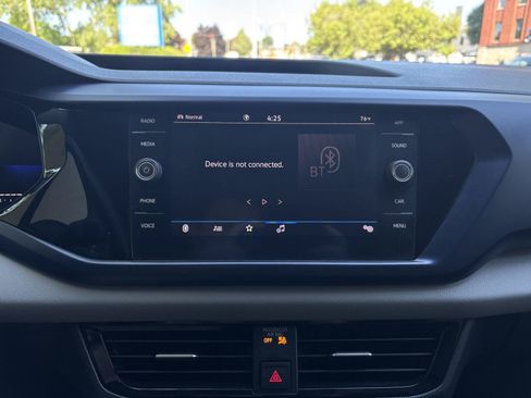 Used 2022 Volkswagen Taos SE w/ Panoramic Sunroof Package AWD/4WD image 17