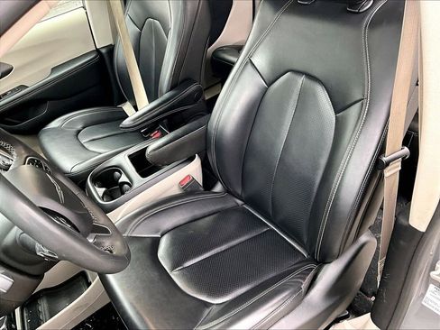 Used 2023 Chrysler Pacifica Touring-L FWD image 10