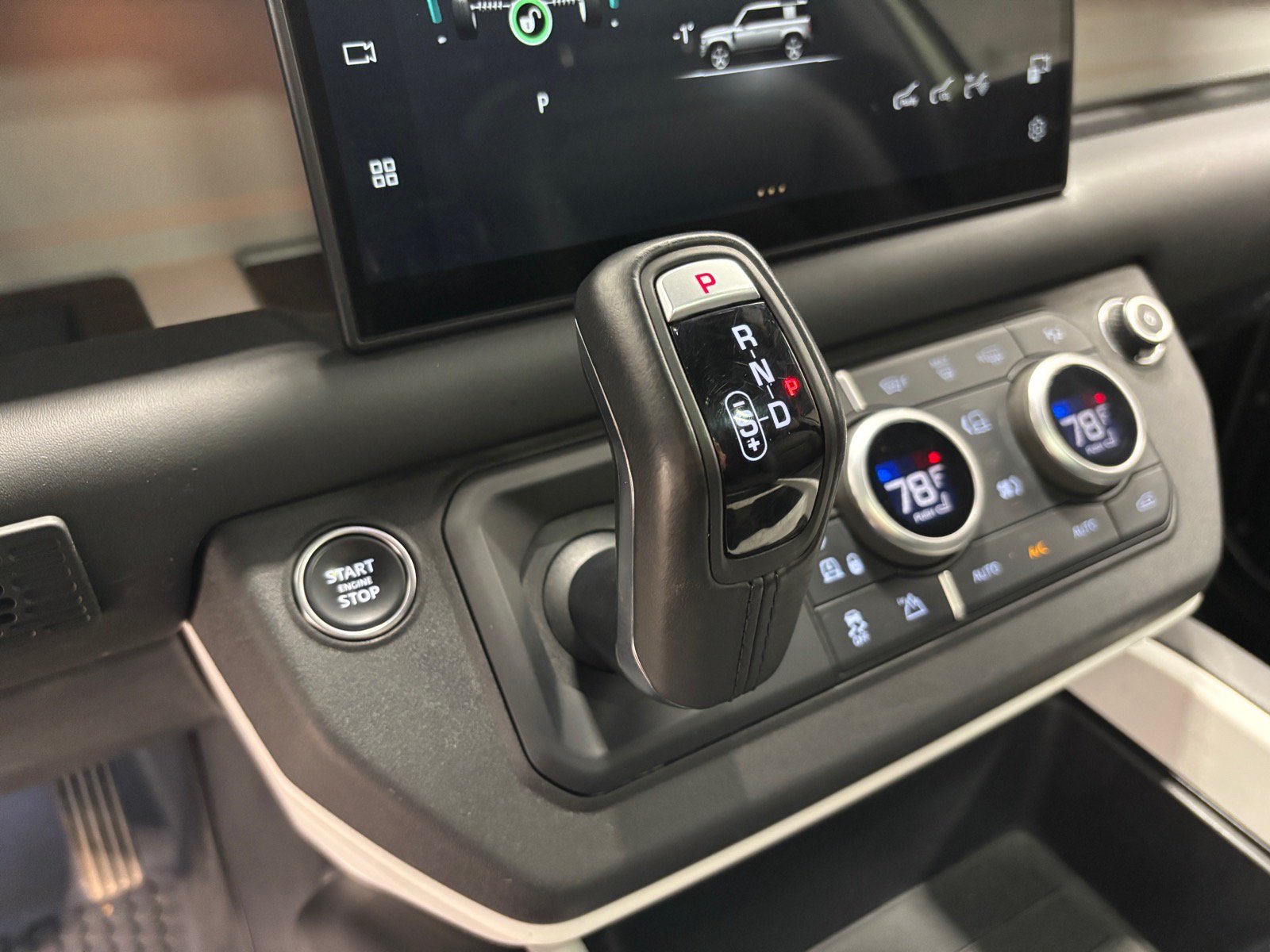 New 2025 Land Rover Defender 110 X-Dynamic SE AWD/4WD image 16