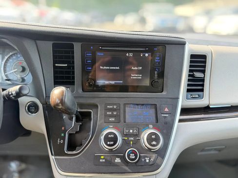 Used 2017 Toyota Sienna XLE w/ Outdoor Package FWD image 18