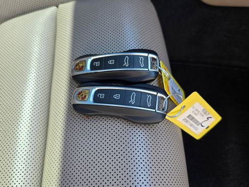 Used 2022 Porsche Taycan RWD image 21