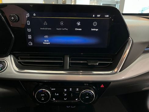 Used 2025 Chevrolet Trax LT w/ LT Convenience Package image 17