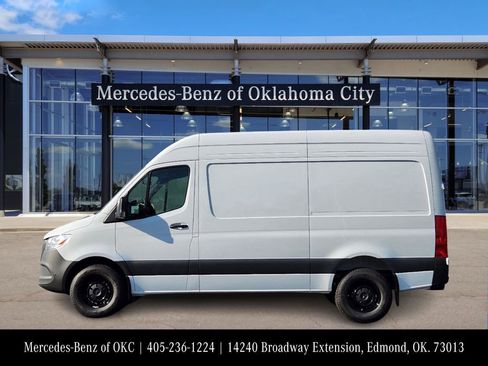 Used 2025 Mercedes-Benz Sprinter 2500 image 3