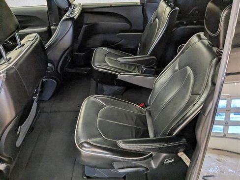 Used 2025 Chrysler Pacifica Limited image 22