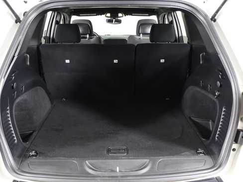 Used 2017 Jeep Grand Cherokee Laredo image 10