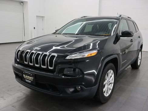 Used 2016 Jeep Cherokee Latitude w/ Cold Weather Group AWD/4WD image 7