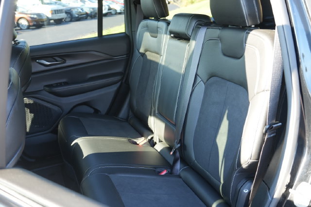 Used 2024 Jeep Grand Cherokee Altitude AWD/4WD image 17