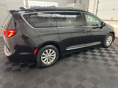Used 2017 Chrysler Pacifica Touring-L FWD image 10