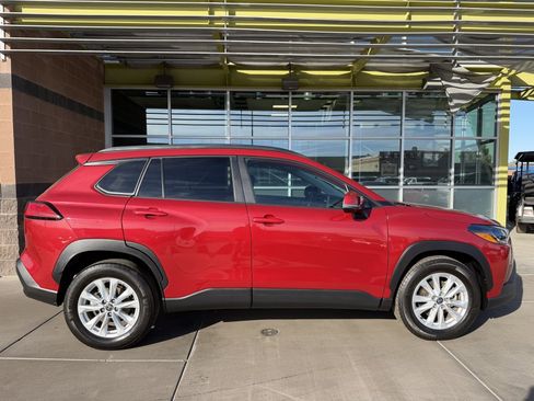 Used 2023 Toyota Corolla Cross LE image 9