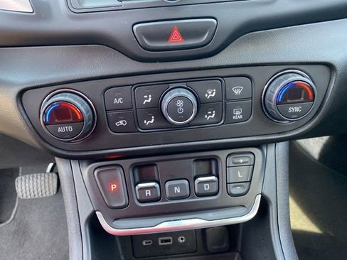 Used 2021 GMC Terrain SLE w/ Driver Convenience Package image 23