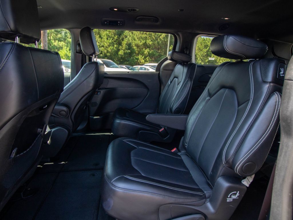 Used 2025 Chrysler Pacifica Select FWD image 9