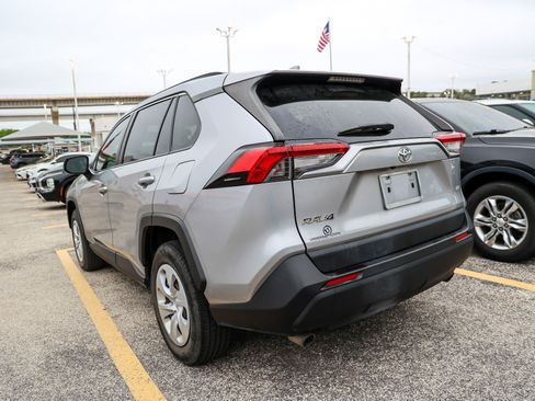 Used 2019 Toyota RAV4 LE FWD image 10