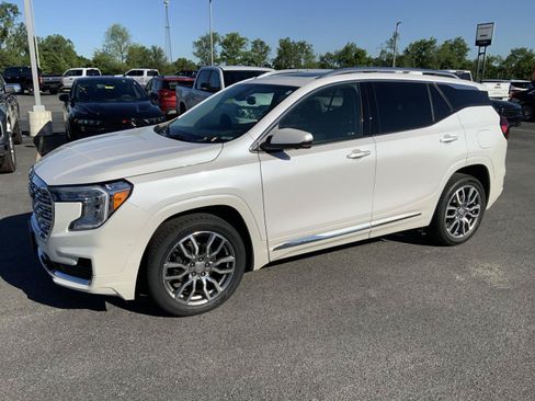 Used 2024 GMC Terrain Denali w/ Denali Premium Package AWD/4WD image 4