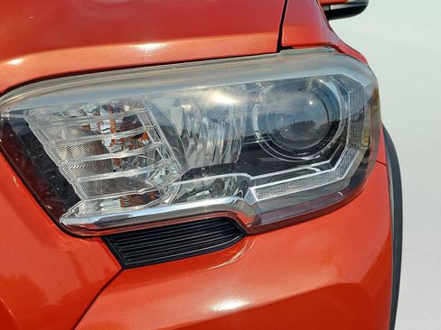 Used 2017 Toyota Tacoma TRD Sport AWD/4WD image 10