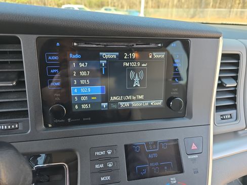 Used 2017 Toyota Sienna LE image 22