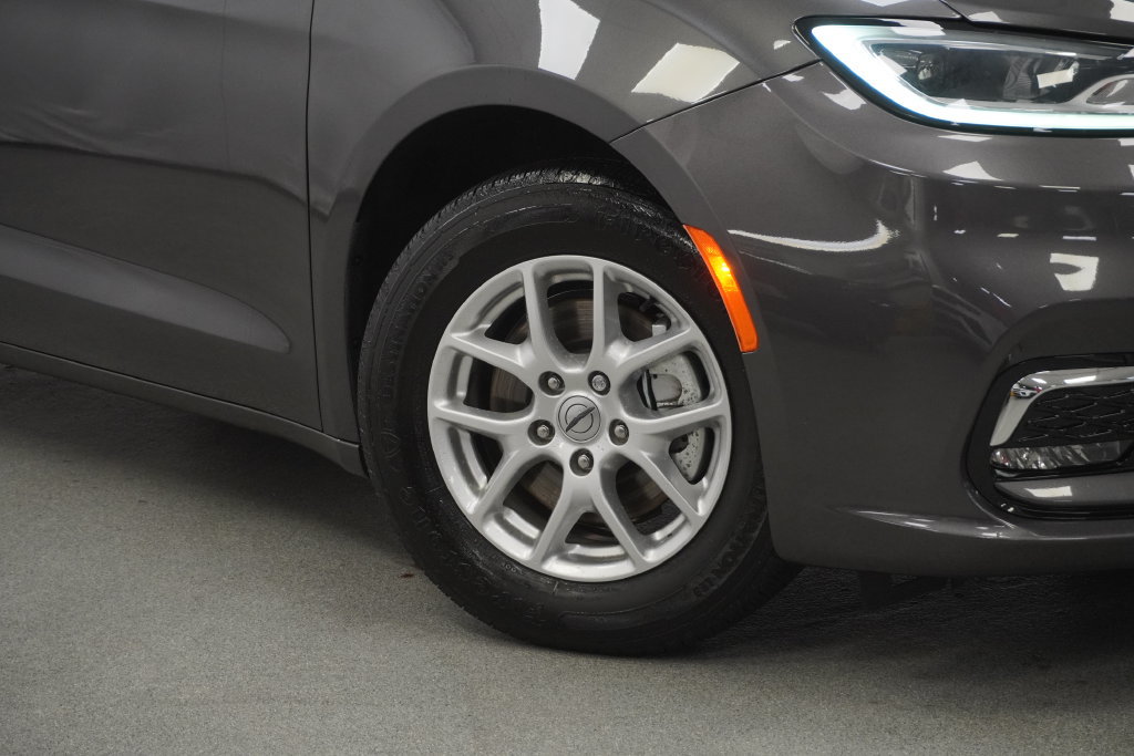 Certified 2021 Chrysler Pacifica Touring-L FWD image 8
