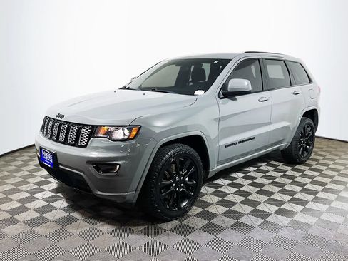 Used 2021 Jeep Grand Cherokee Laredo X AWD/4WD image 3