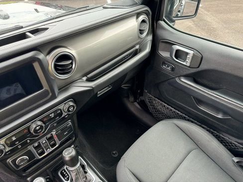 Used 2020 Jeep Wrangler Unlimited Sahara AWD/4WD image 31