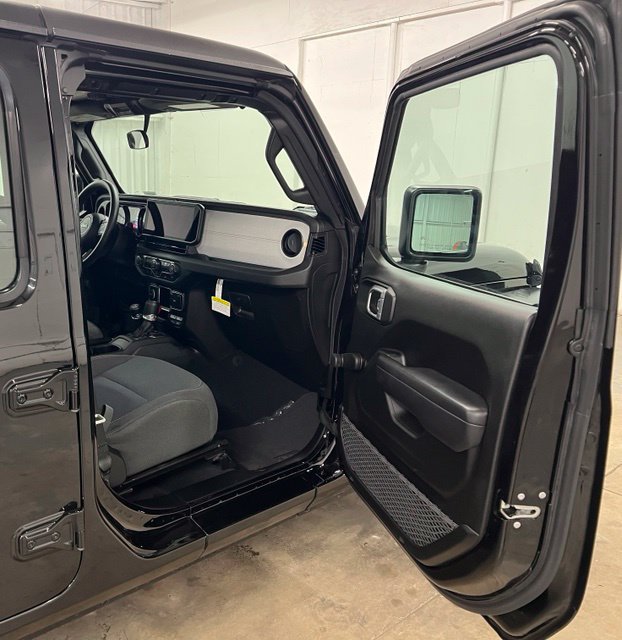 Used 2024 Jeep Gladiator Sport AWD/4WD image 17