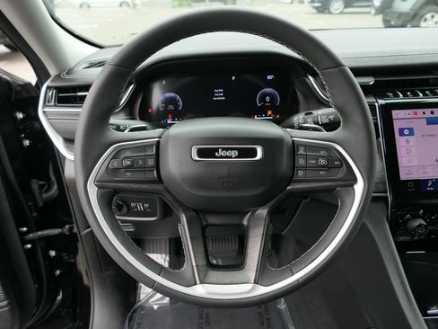 Used 2023 Jeep Grand Cherokee Limited w/ Luxury Tech Group II RWD image 16