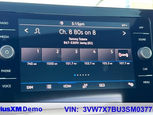 Certified 2025 Volkswagen Jetta SE w/ Sunroof Package image 27