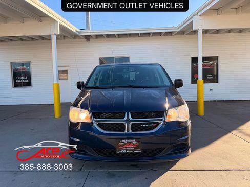 Used 2017 Dodge Grand Caravan SE w/ UConnect Hands-Free Group image 2