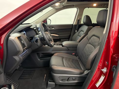 Used 2025 Nissan Pathfinder Platinum w/ Cargo Package image 14