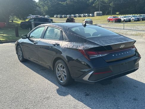 Used 2024 Hyundai Elantra SEL FWD image 7