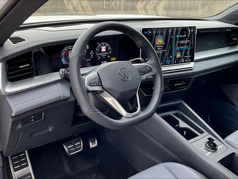 New 2026 Volkswagen Tiguan SE R-Line image 8