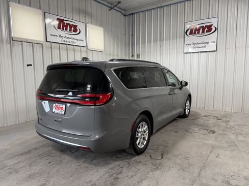 Used 2022 Chrysler Pacifica Touring-L FWD image 3