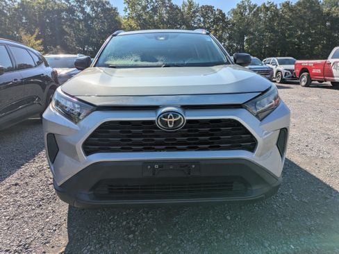 Used 2021 Toyota RAV4 LE FWD image 3