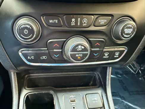 Used 2020 Jeep Cherokee Limited image 19