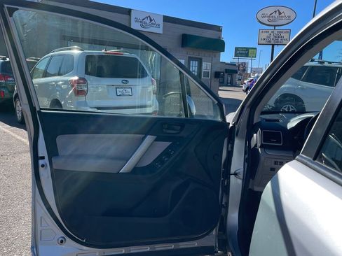 Used 2017 Subaru Forester 2.5i Premium w/ All-Weather Package image 10
