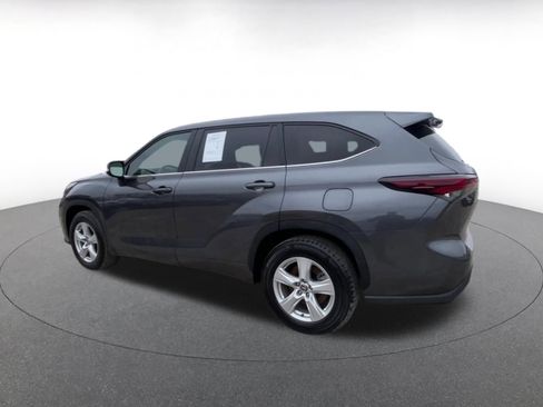 Used 2025 Toyota Highlander LE image 10