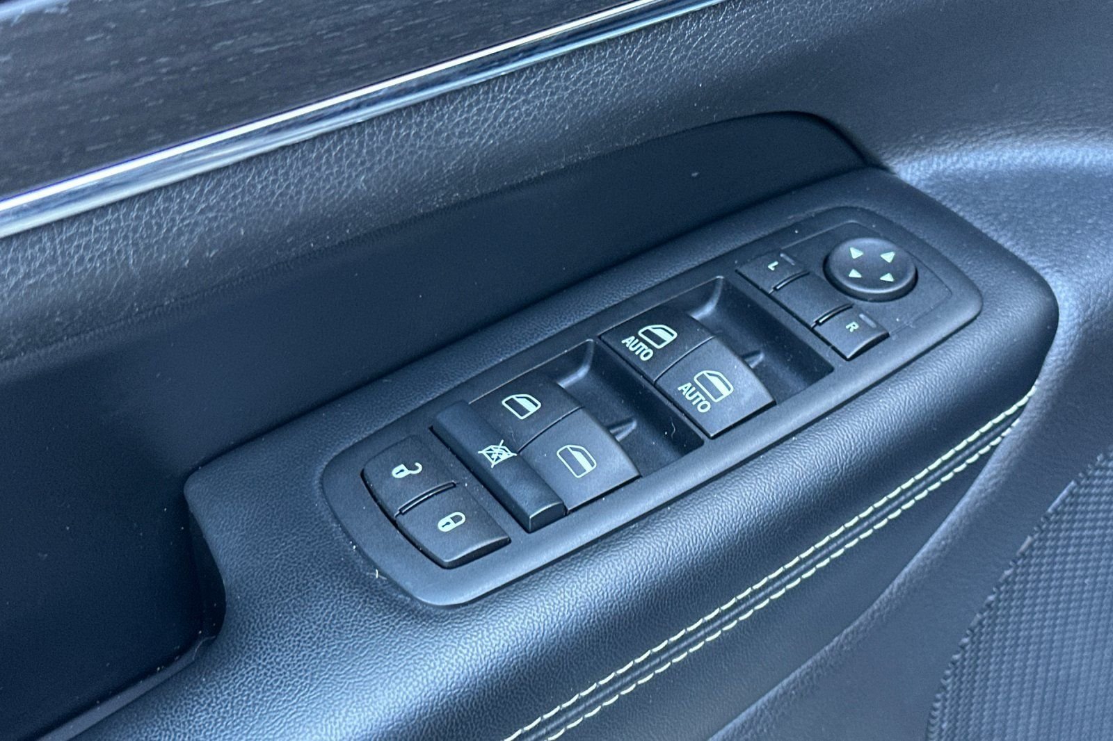 Used 2015 Jeep Grand Cherokee Limited w/ Luxury Group II AWD/4WD image 12