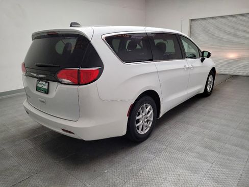 Used 2022 Chrysler Voyager LX image 9