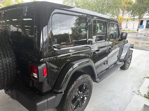 Used 2023 Jeep Wrangler Unlimited Sahara AWD/4WD image 10