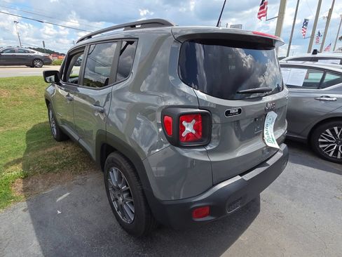 Used 2019 Jeep Renegade Latitude FWD image 10