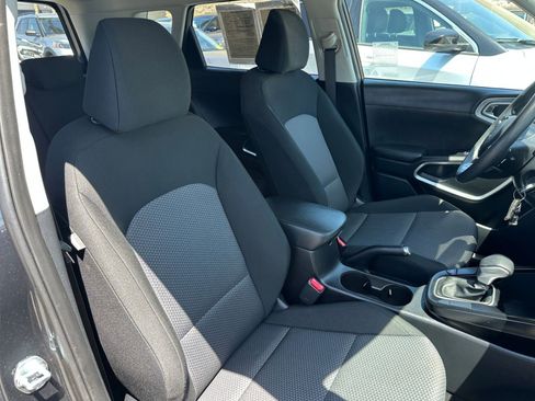 Used 2025 Kia Soul LX w/ LX Technology Package FWD image 34