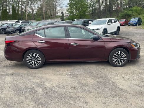 Used 2024 Nissan Altima 2.5 SV FWD image 9