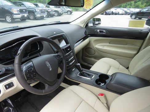 Used 2019 Lincoln MKT AWD image 12