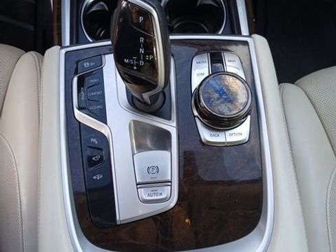 Used 2017 BMW 740i image 21