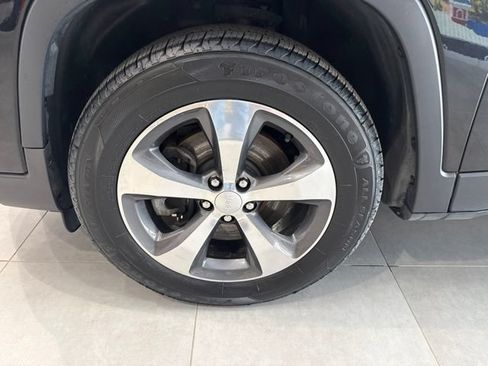 Used 2019 Jeep Cherokee Limited AWD/4WD image 13