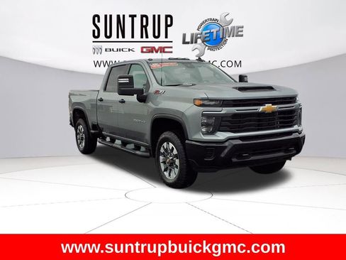 Used 2024 Chevrolet Silverado 2500 Custom w/ Custom Value Package image 2