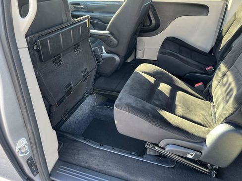 Used 2018 Dodge Grand Caravan SE w/ UConnect Hands-Free Group image 31