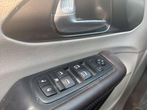 Used 2017 Chrysler Pacifica Touring w/ Tire & Wheel Group FWD image 8
