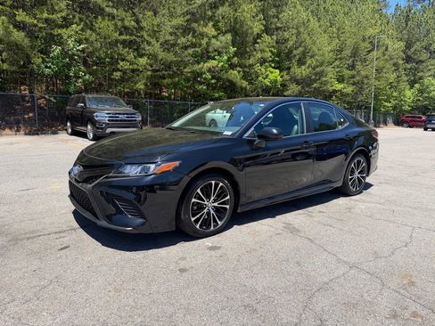 Used 2019 Toyota Camry SE FWD image 3