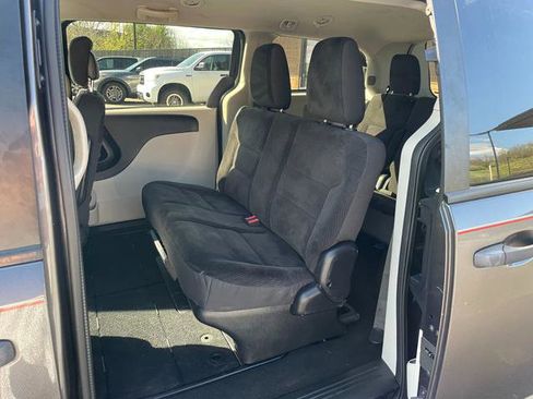 Used 2019 Dodge Grand Caravan SE w/ UConnect Hands-Free Group image 17